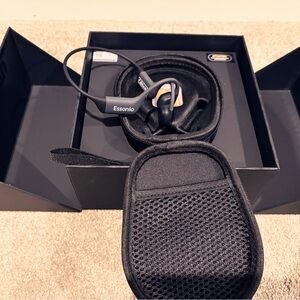 Essonio Black Wireless Headphones with Case